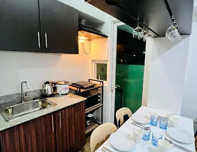 At With Free Pool Access Apartamento Manila