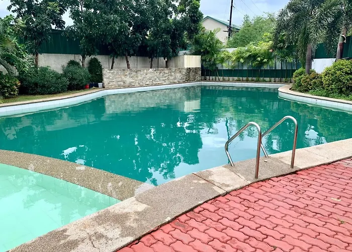 At With Free Pool Access Apartamento Manila